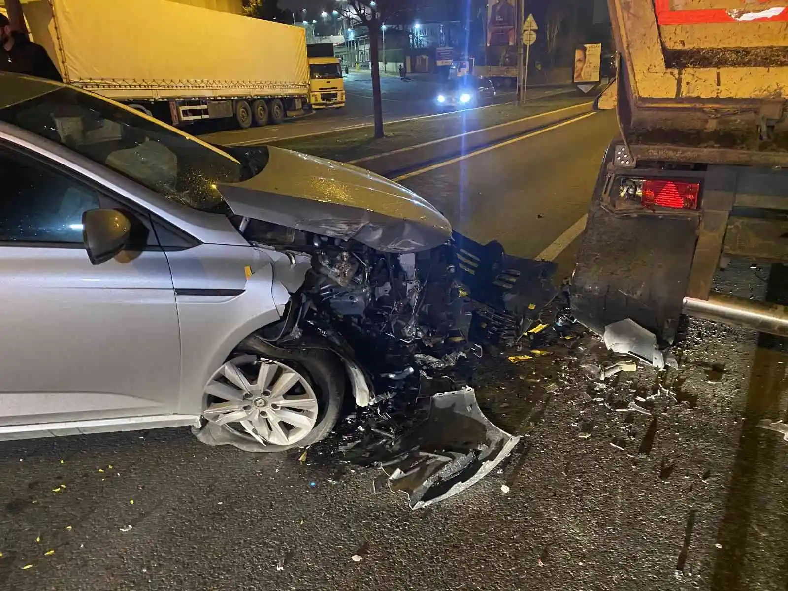 Önce otomobile ardından hafriyat kamyonuna çarpıp kaçtılar