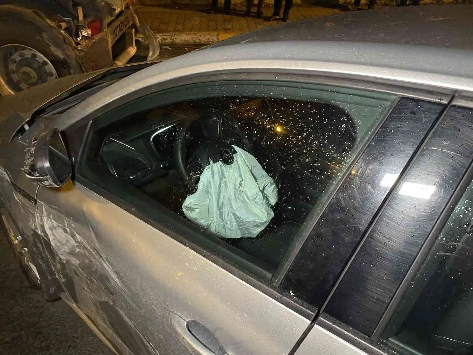Önce otomobile ardından hafriyat kamyonuna çarpıp kaçtılar