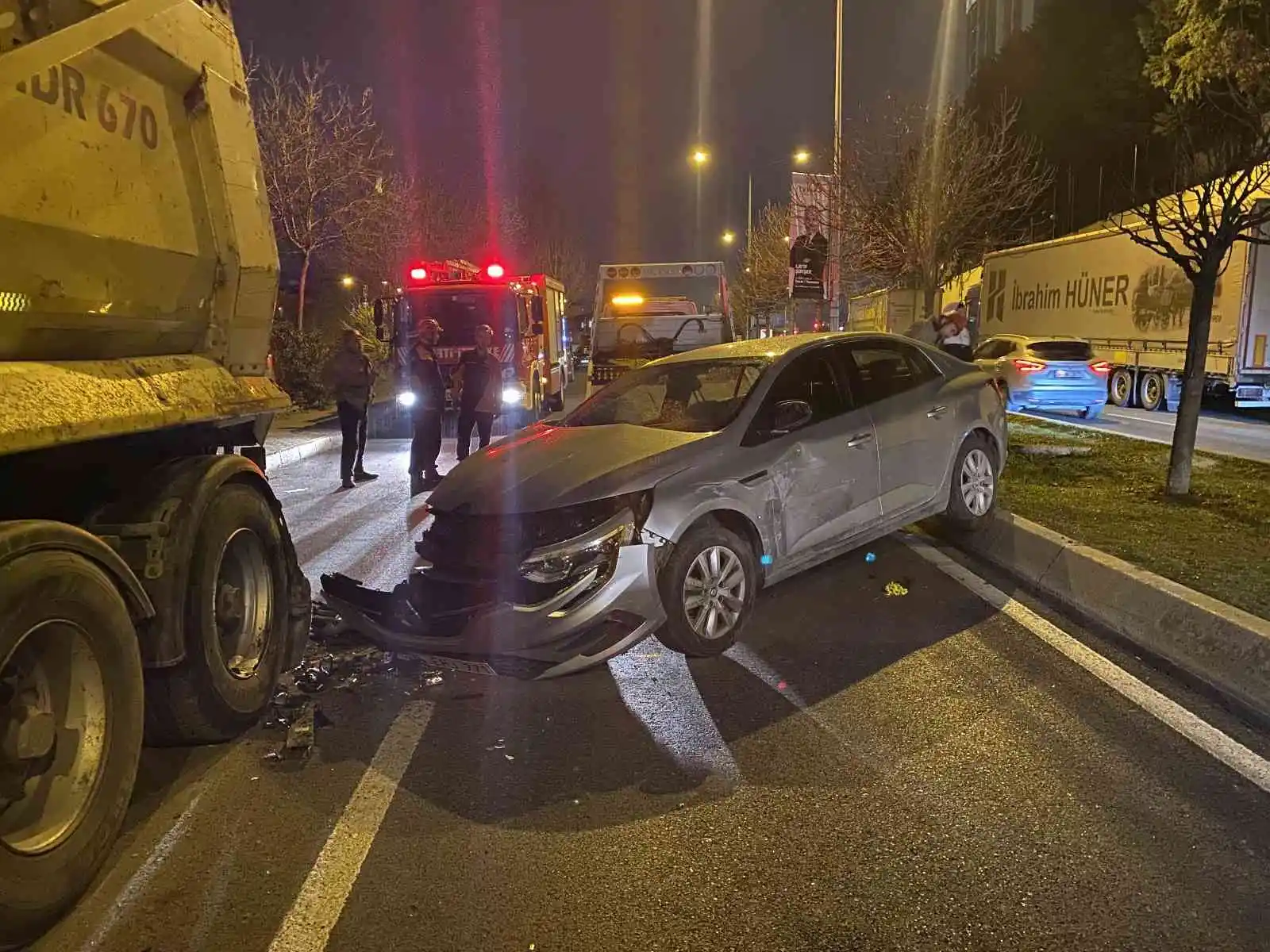 Önce otomobile ardından hafriyat kamyonuna çarpıp kaçtılar