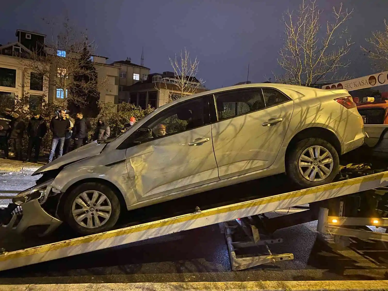 Önce otomobile ardından hafriyat kamyonuna çarpıp kaçtılar