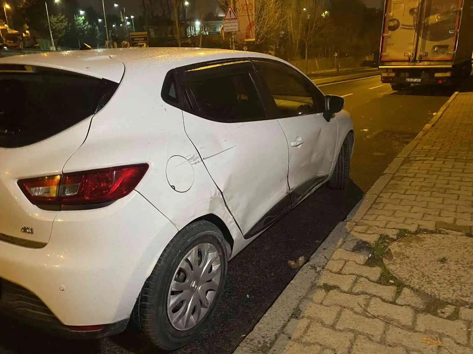 Önce otomobile ardından hafriyat kamyonuna çarpıp kaçtılar