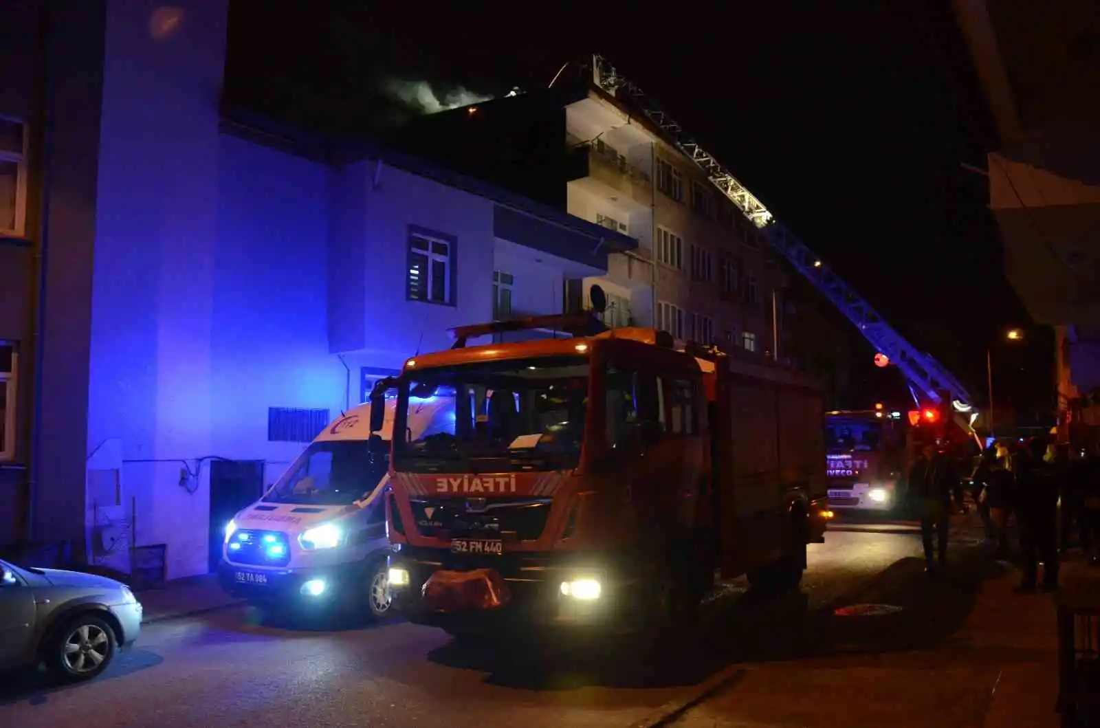 Ordu'da 5 katlı binanın çatı katında yangın: 2 binanın çatısı hasar gördü
