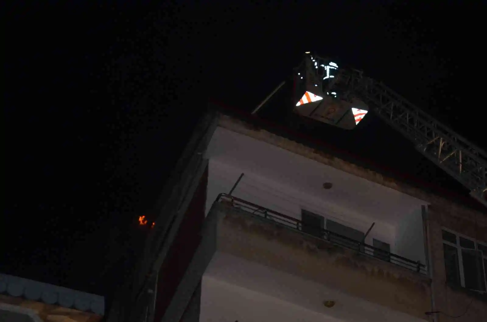 Ordu’da 5 katlı binanın çatı katında yangın: 2 binanın çatısı hasar gördü