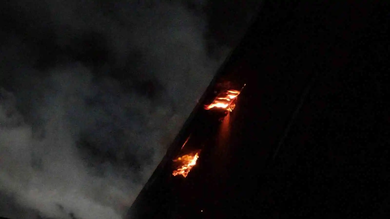 Ordu’da 5 katlı binanın çatı katında yangın: 2 binanın çatısı hasar gördü
