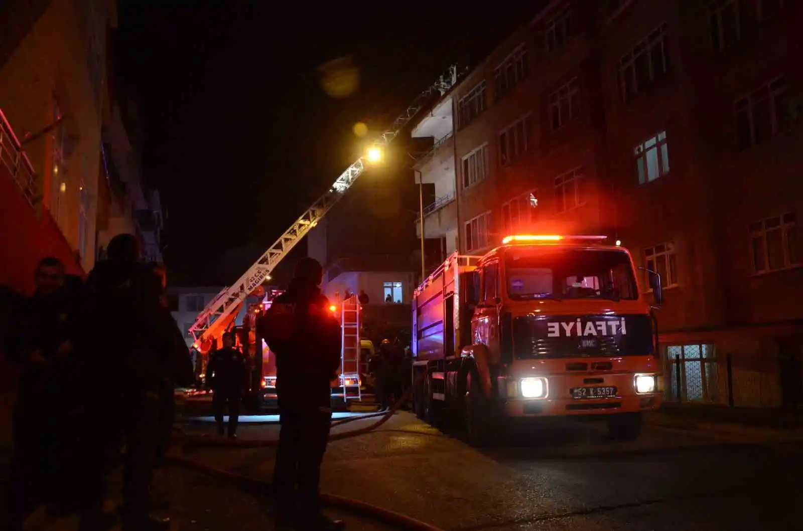 Ordu’da 5 katlı binanın çatı katında yangın: 2 binanın çatısı hasar gördü