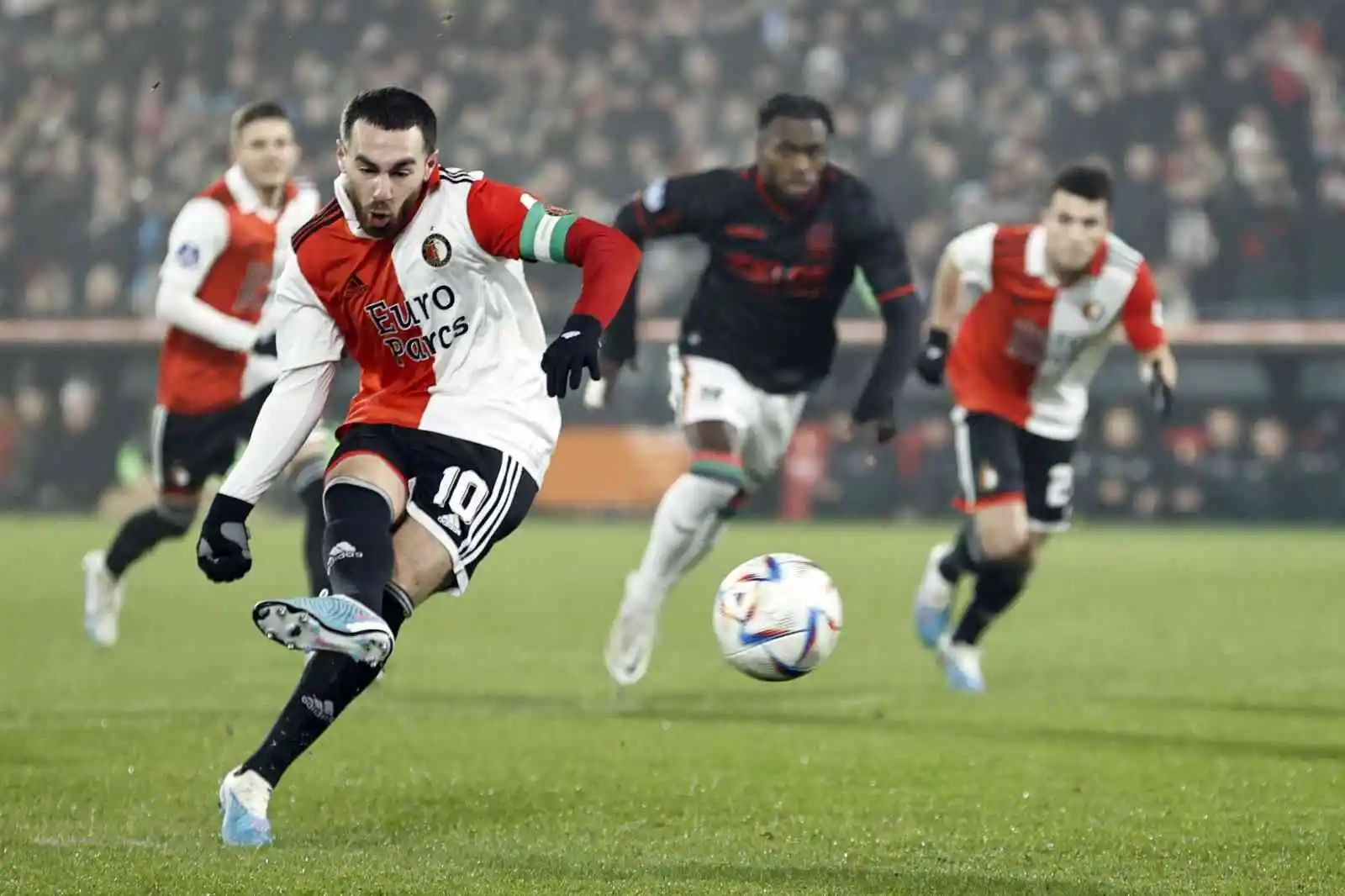 Orkun Kökçü, Feyenoord'u sırtlıyor
