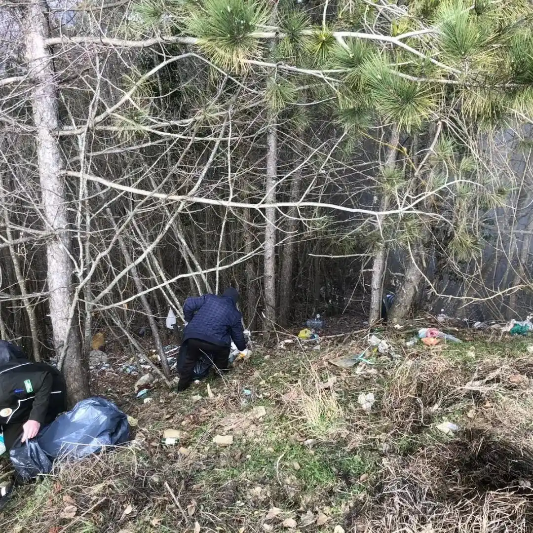 Ormancılar, köylülerle ormanda çöp topladı