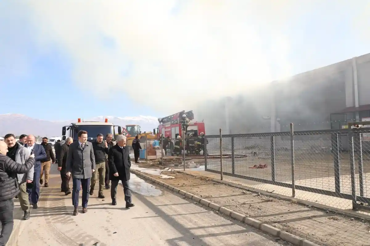 OSB’de çıkan yangına 17 itfaiye aracı ile 65 itfaiye personeli müdahale etti