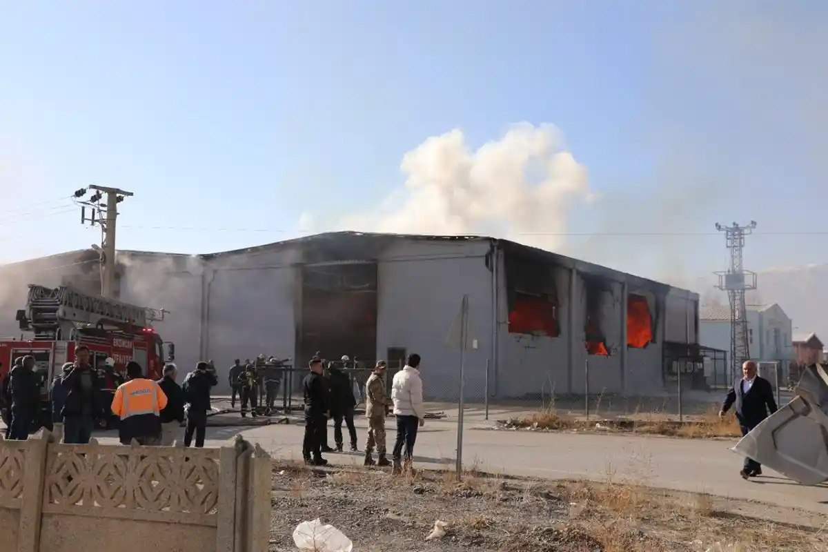 OSB’de çıkan yangına 17 itfaiye aracı ile 65 itfaiye personeli müdahale etti