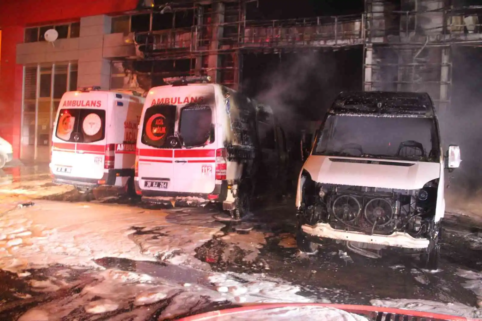 Oto servisinde yangın çıktı, 10 araç alev alev yandı