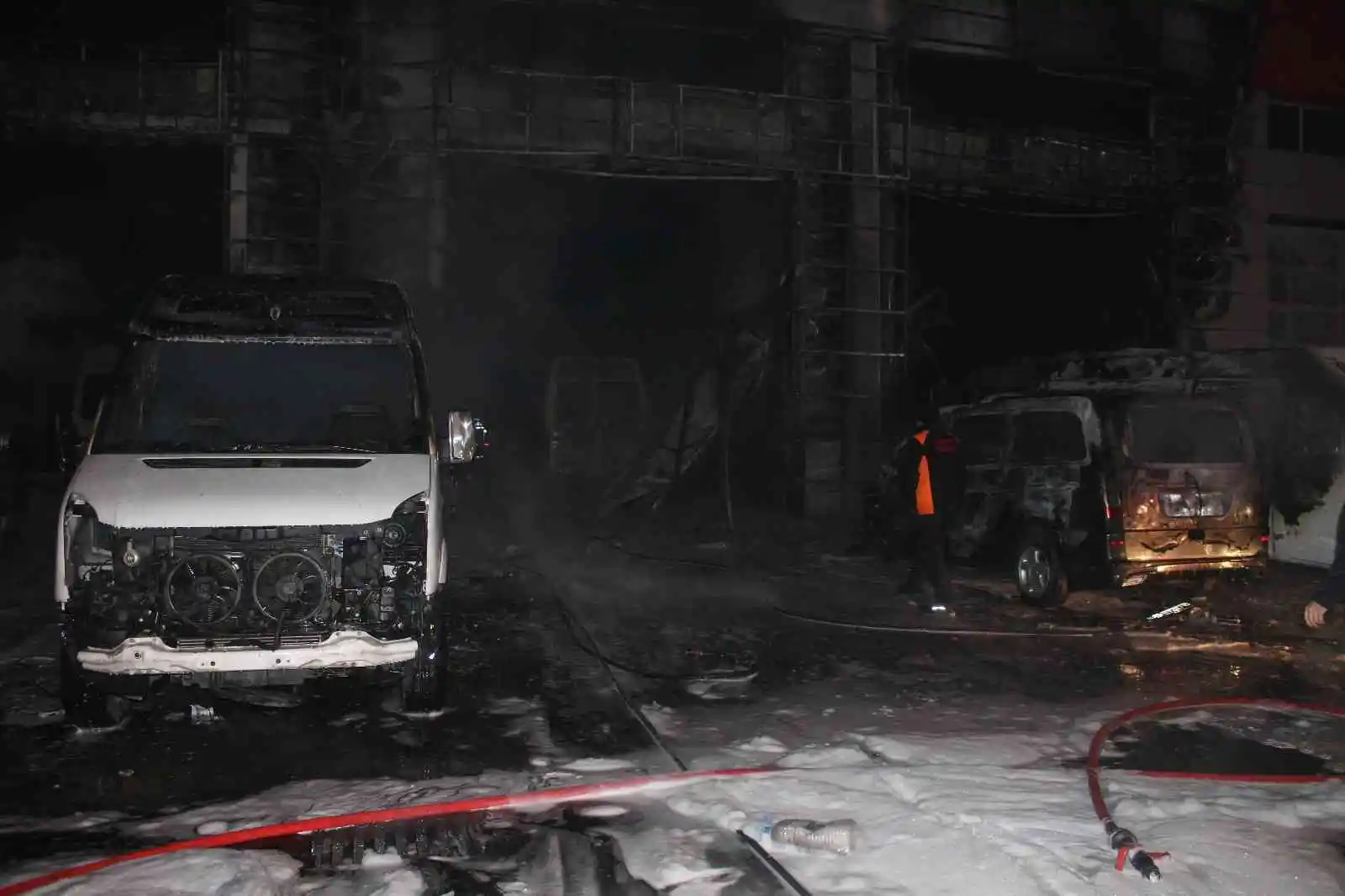 Oto servisinde yangın çıktı, 10 araç alev alev yandı