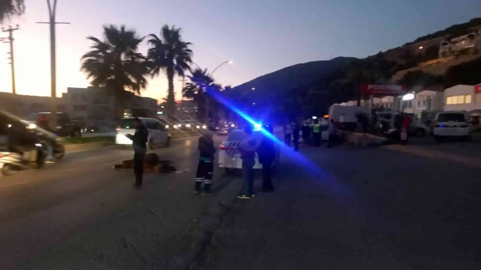 Otomobil aniden yola çıkan ata çarptı: 2 yaralı