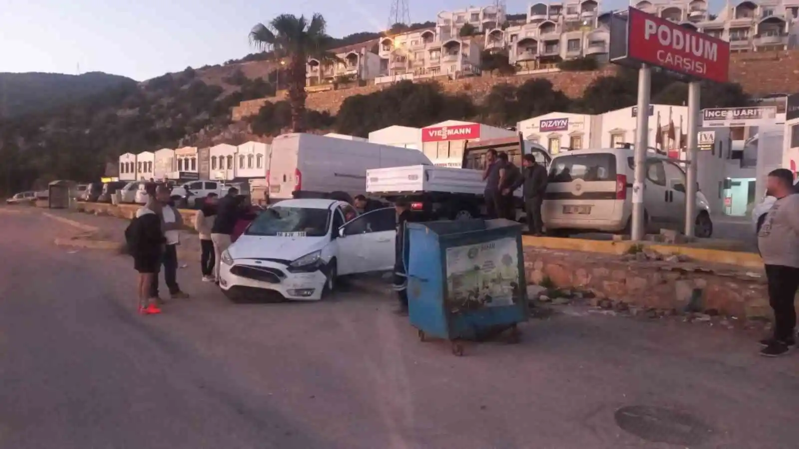 Otomobil aniden yola çıkan ata çarptı: 2 yaralı