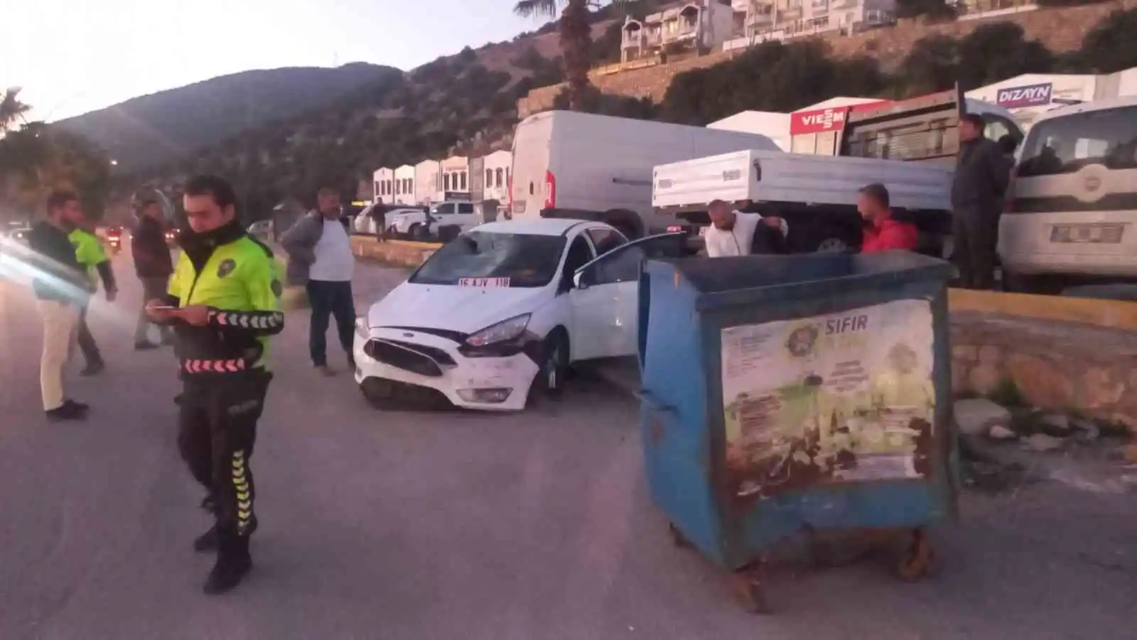 Otomobil aniden yola çıkan ata çarptı: 2 yaralı