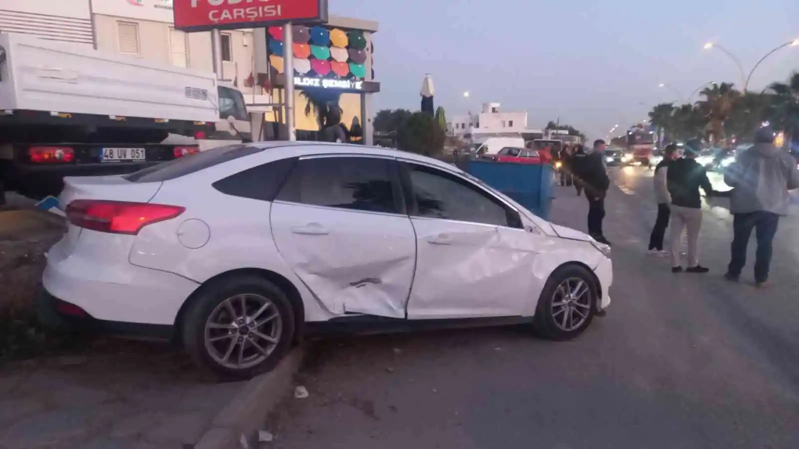 Otomobil aniden yola çıkan ata çarptı: 2 yaralı