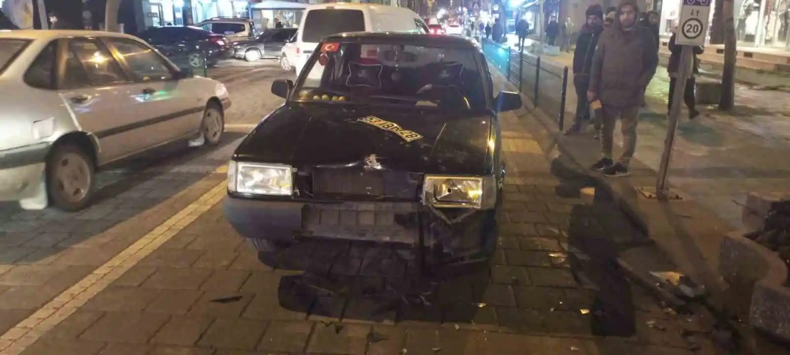Otomobil ile motosikletli kurye çarpıştı: 1 yaralı