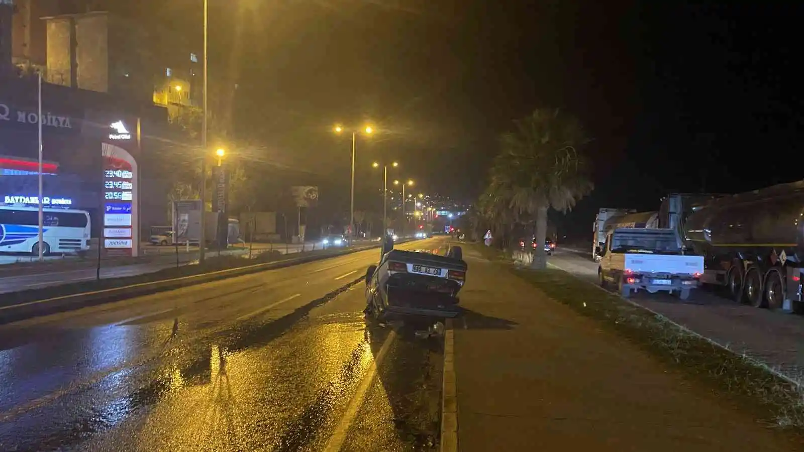 Otomobil kaldırıma çarparak taklalar attı: 4 yaralı