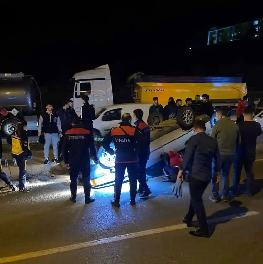 Otomobil kaldırıma çarparak taklalar attı: 4 yaralı