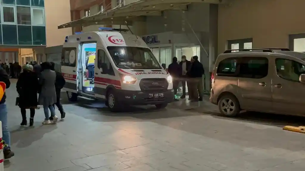 Otomobil karşıya geçmek isteyen gence çarpıp kaçtı