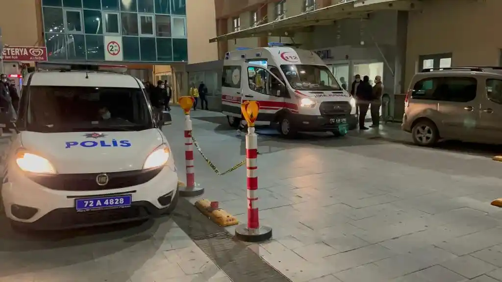 Otomobil karşıya geçmek isteyen gence çarpıp kaçtı