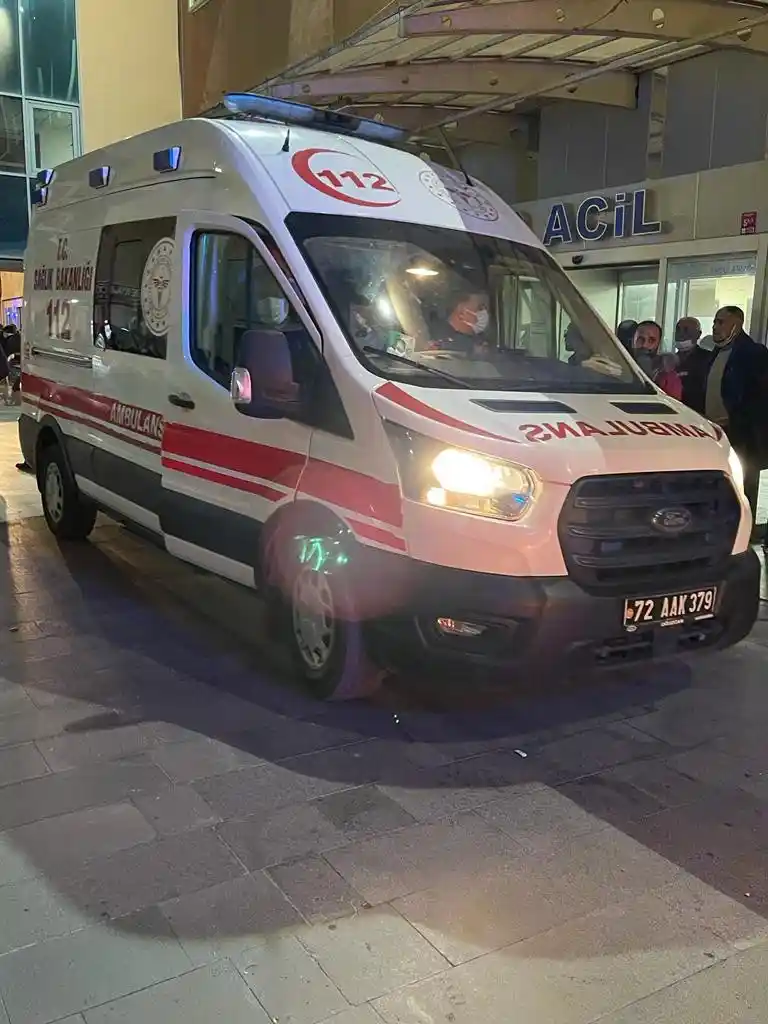 Otomobil karşıya geçmek isteyen gence çarpıp kaçtı