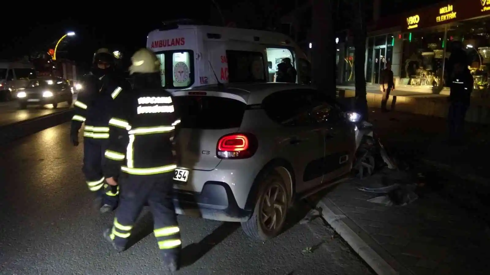 Otomobil önce servis aracına, sonra elektrik direğine çarptı: 1 yaralı