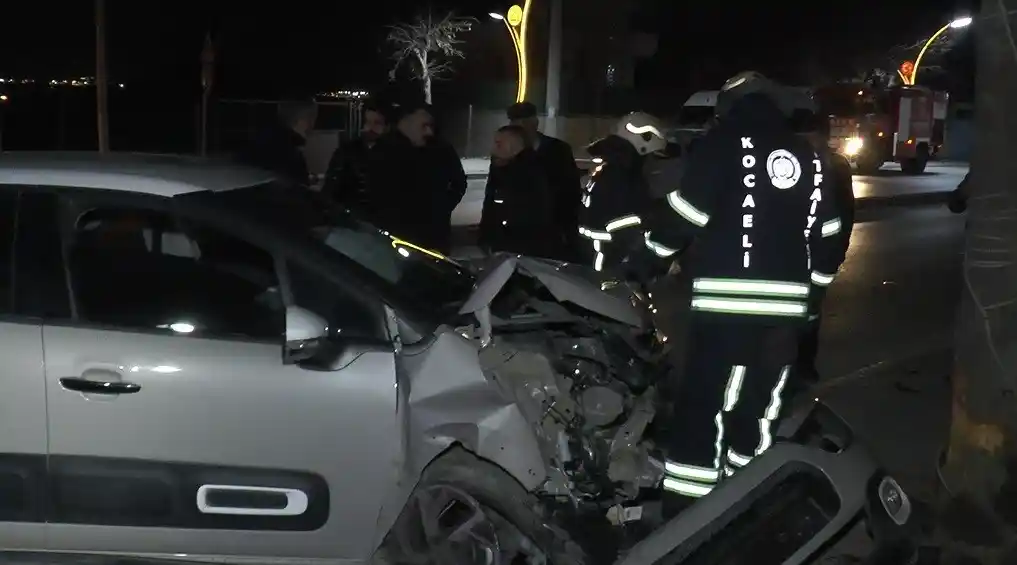 Otomobil önce servis aracına, sonra elektrik direğine çarptı: 1 yaralı