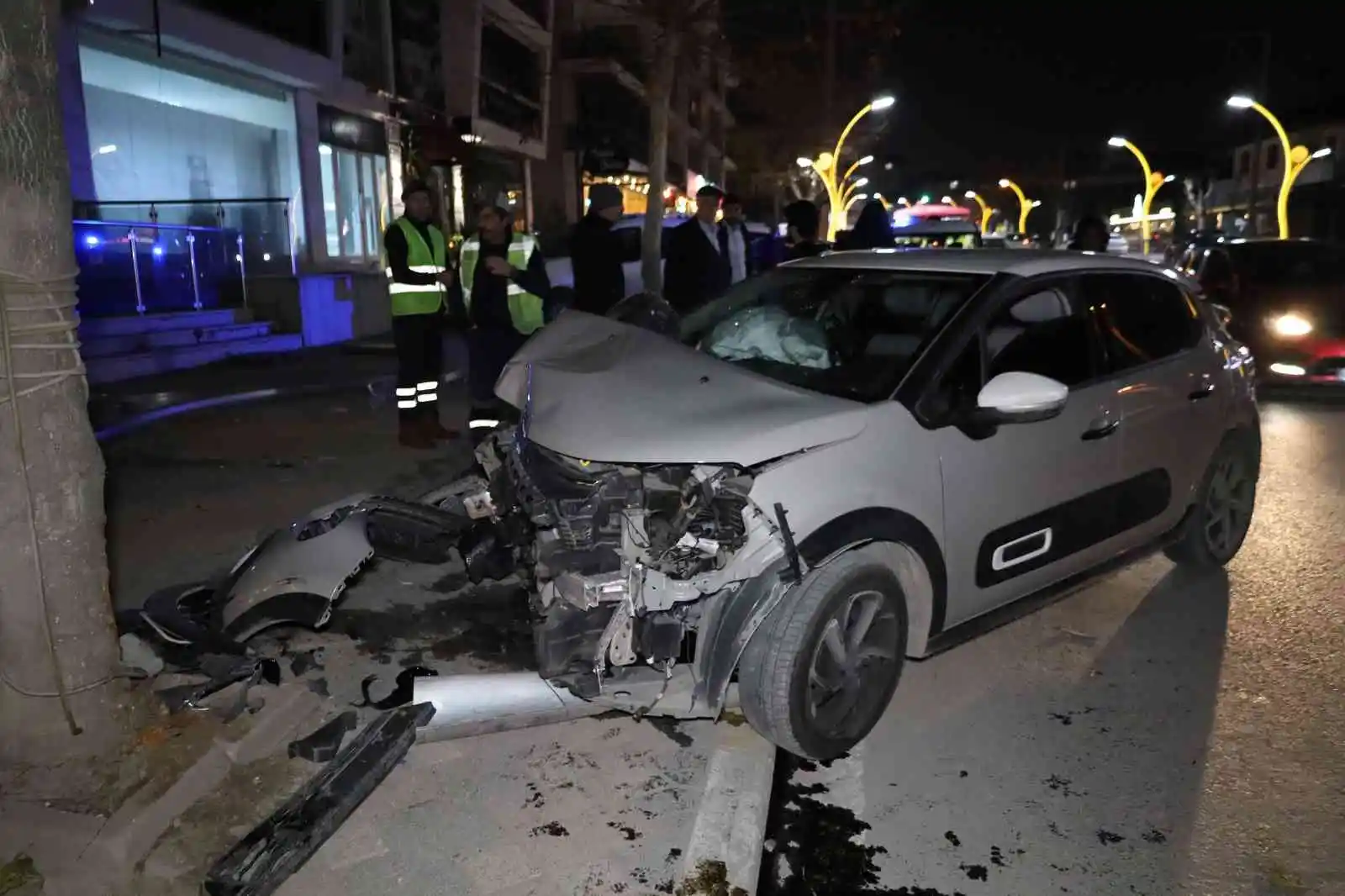 Otomobil önce servis aracına, sonra elektrik direğine çarptı: 1 yaralı