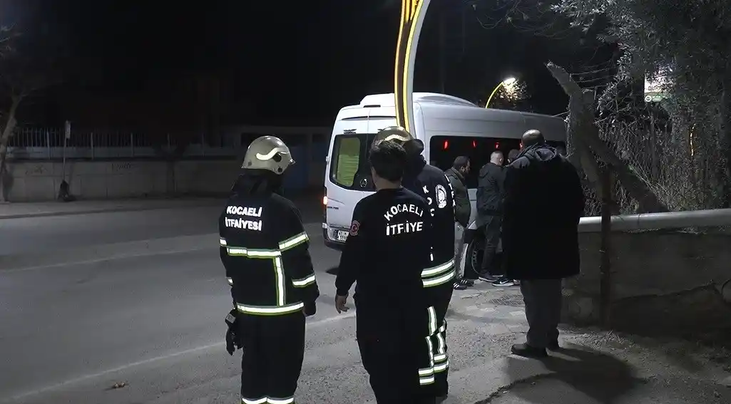 Otomobil önce servis aracına, sonra elektrik direğine çarptı: 1 yaralı