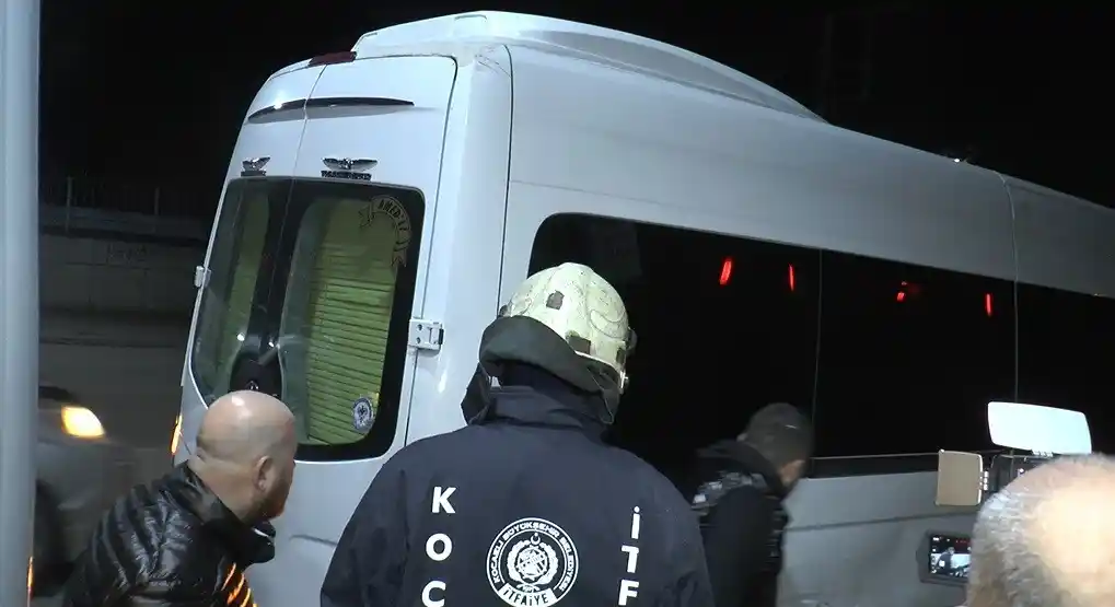 Otomobil önce servis aracına, sonra elektrik direğine çarptı: 1 yaralı