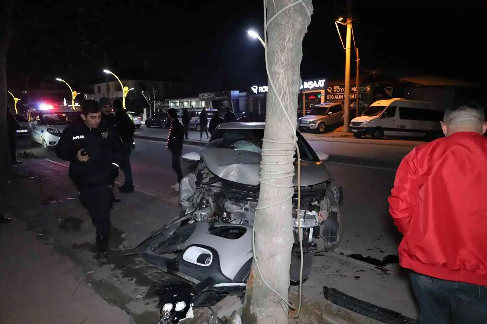 Otomobil önce servis aracına, sonra elektrik direğine çarptı: 1 yaralı