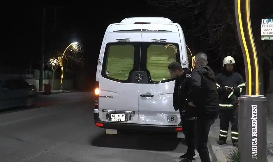 Otomobil önce servis aracına, sonra elektrik direğine çarptı: 1 yaralı