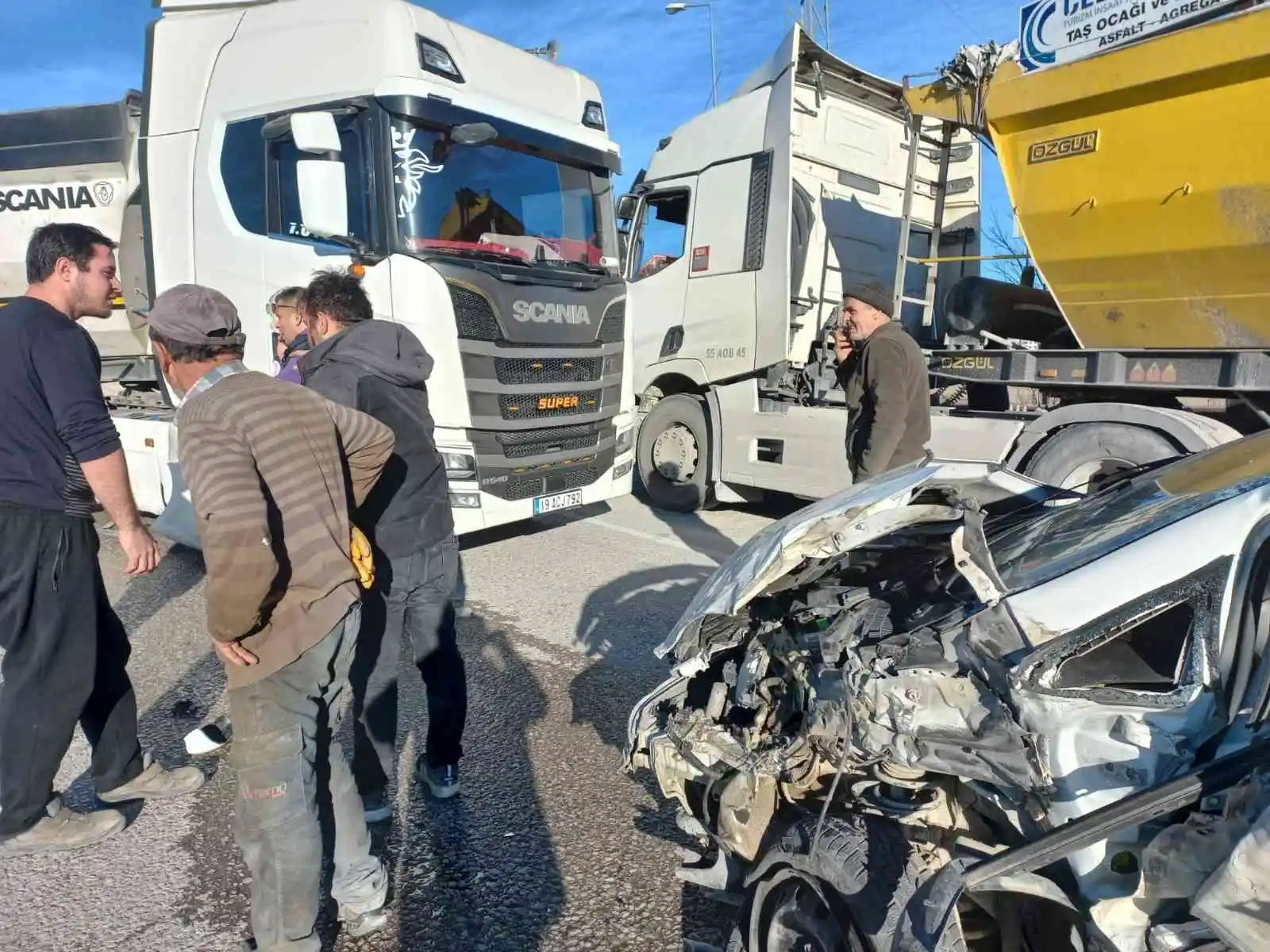 Otomobil tıra arkadan çarptı: 3 yaralı