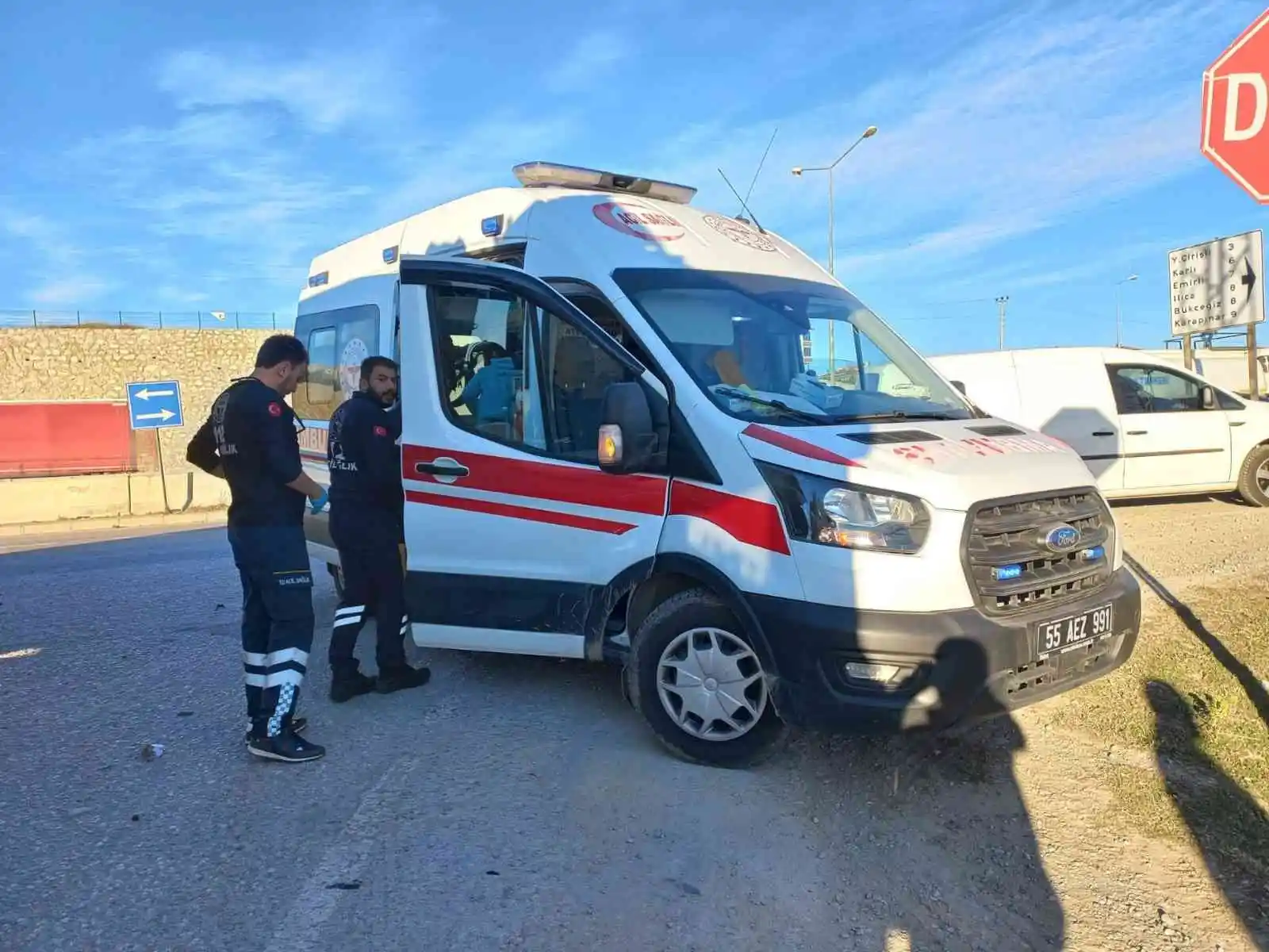 Otomobil tıra arkadan çarptı: 3 yaralı