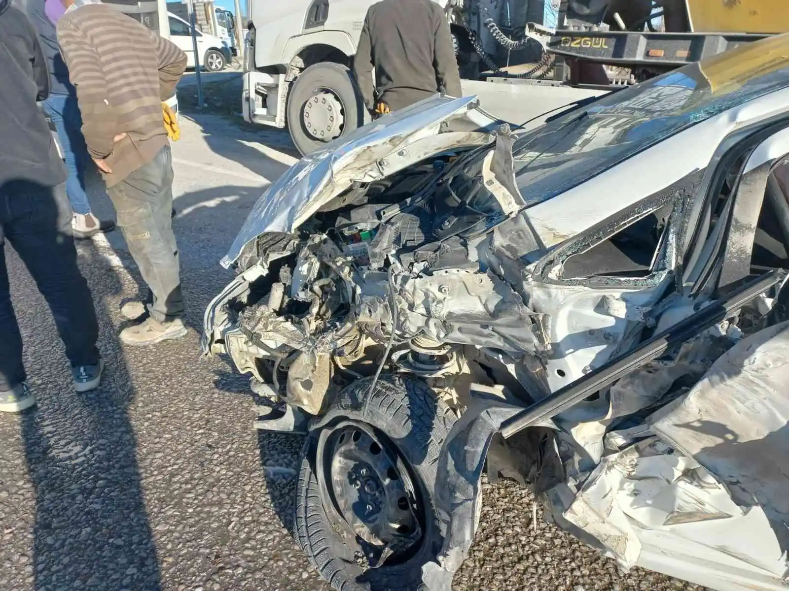 Otomobil tıra arkadan çarptı: 3 yaralı