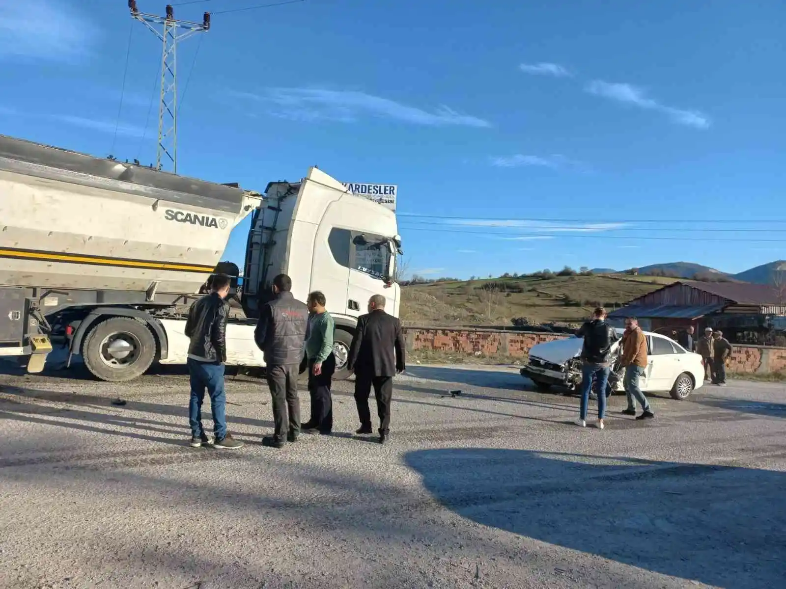Otomobil tıra arkadan çarptı: 3 yaralı