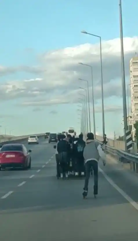 Otomobilin arkasına tutunan patenli 7 genç kazaya davetiye çıkardı
