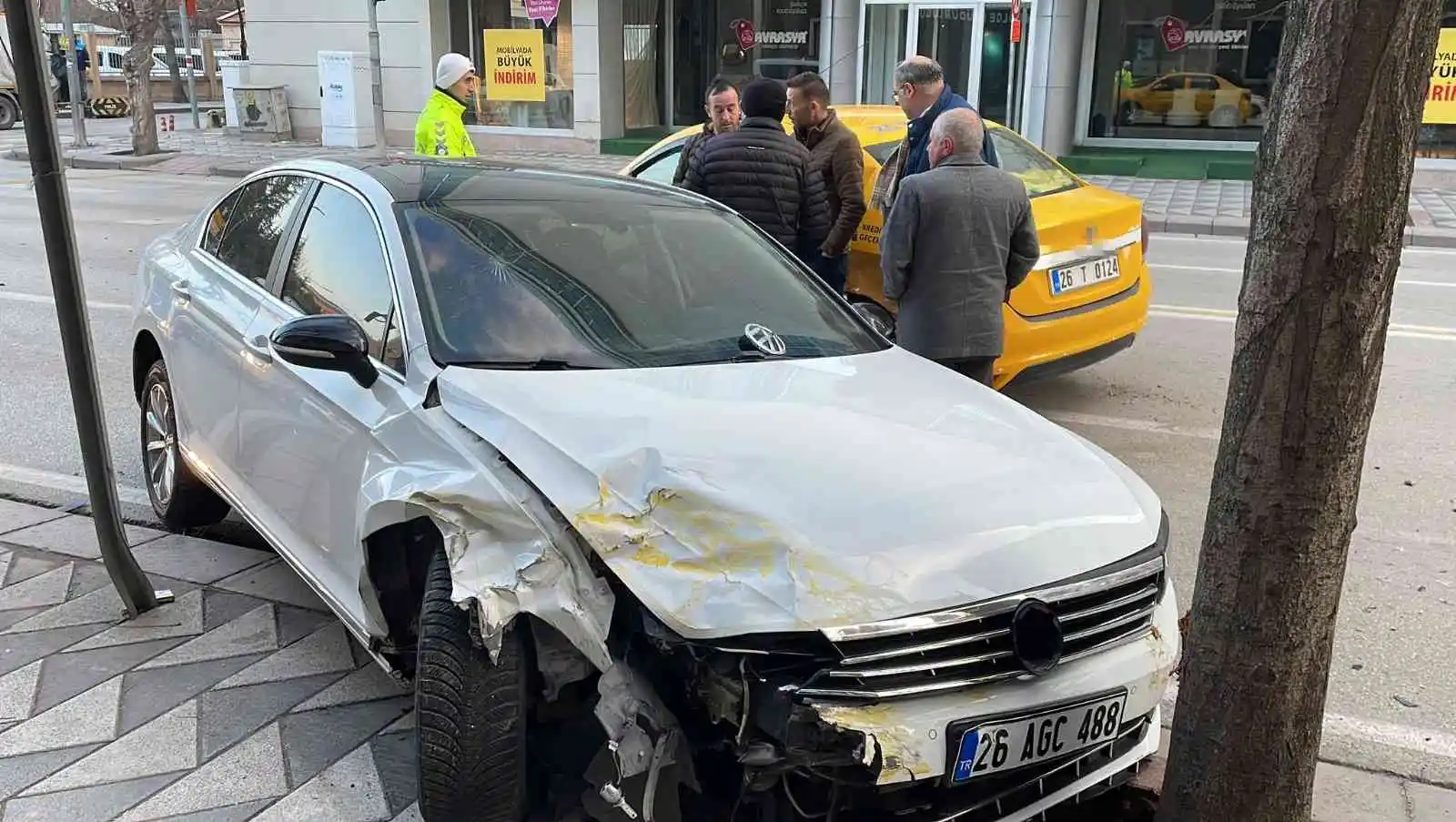 Otomobille ticari taksi çarpıştı: 1'i ağır 2 yaralı