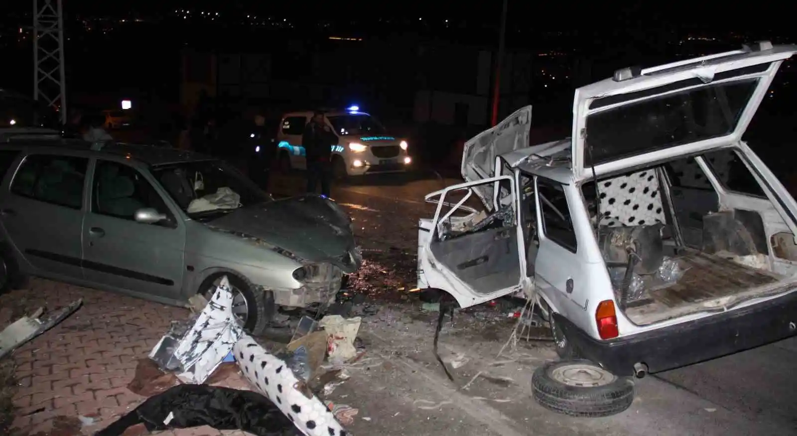 Otomobiller kafa kafaya çarpıştı: 5 yaralı