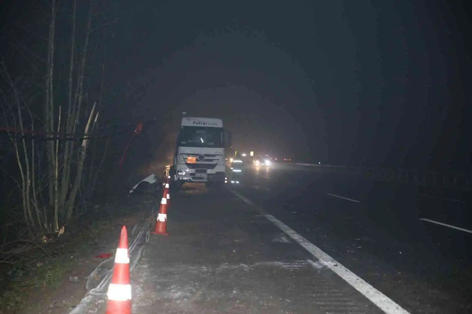 Otoyolda korkutan kaza: LPG yüklü tanker devrildi