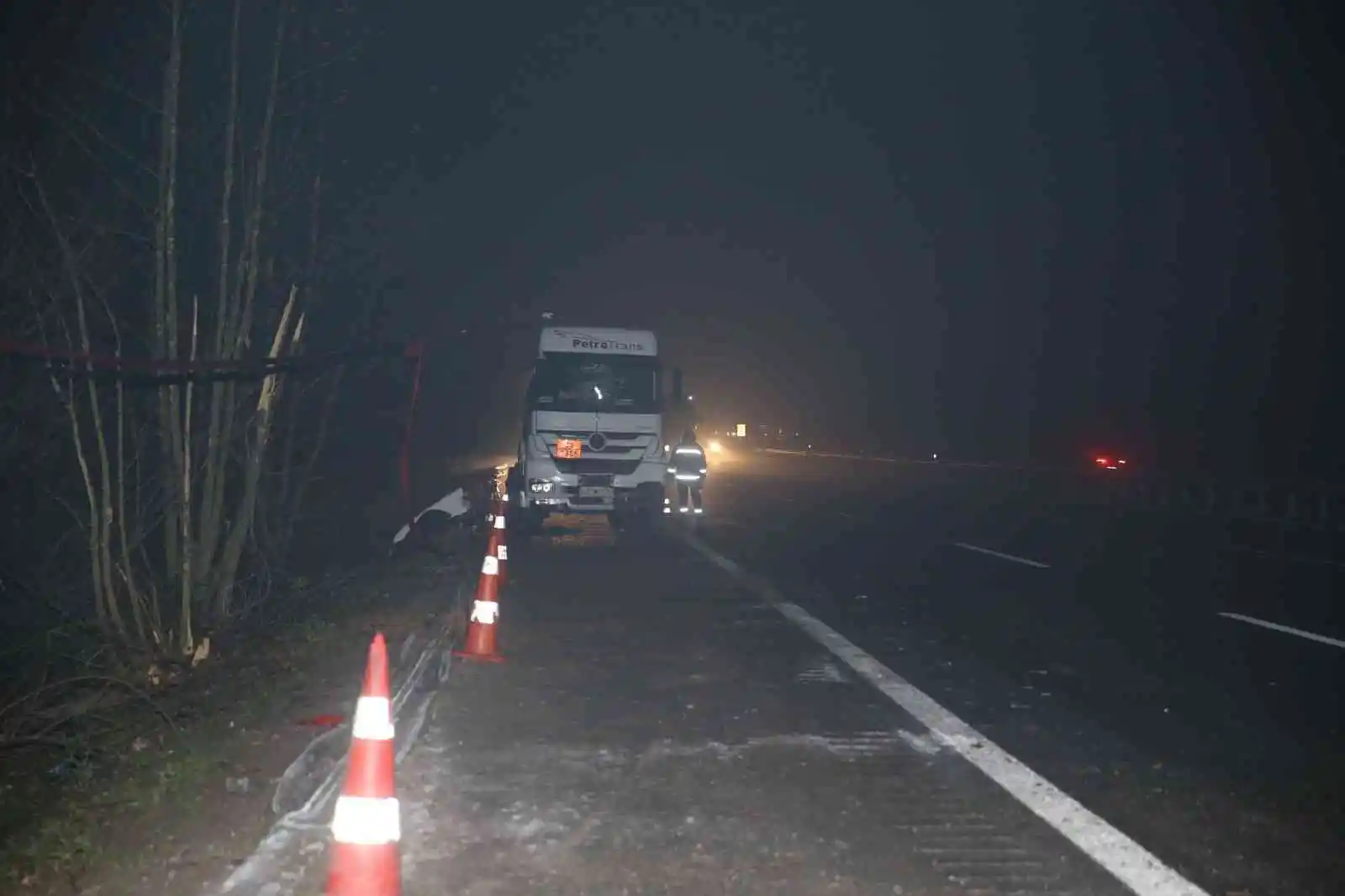 Otoyolda korkutan kaza: LPG yüklü tanker devrildi