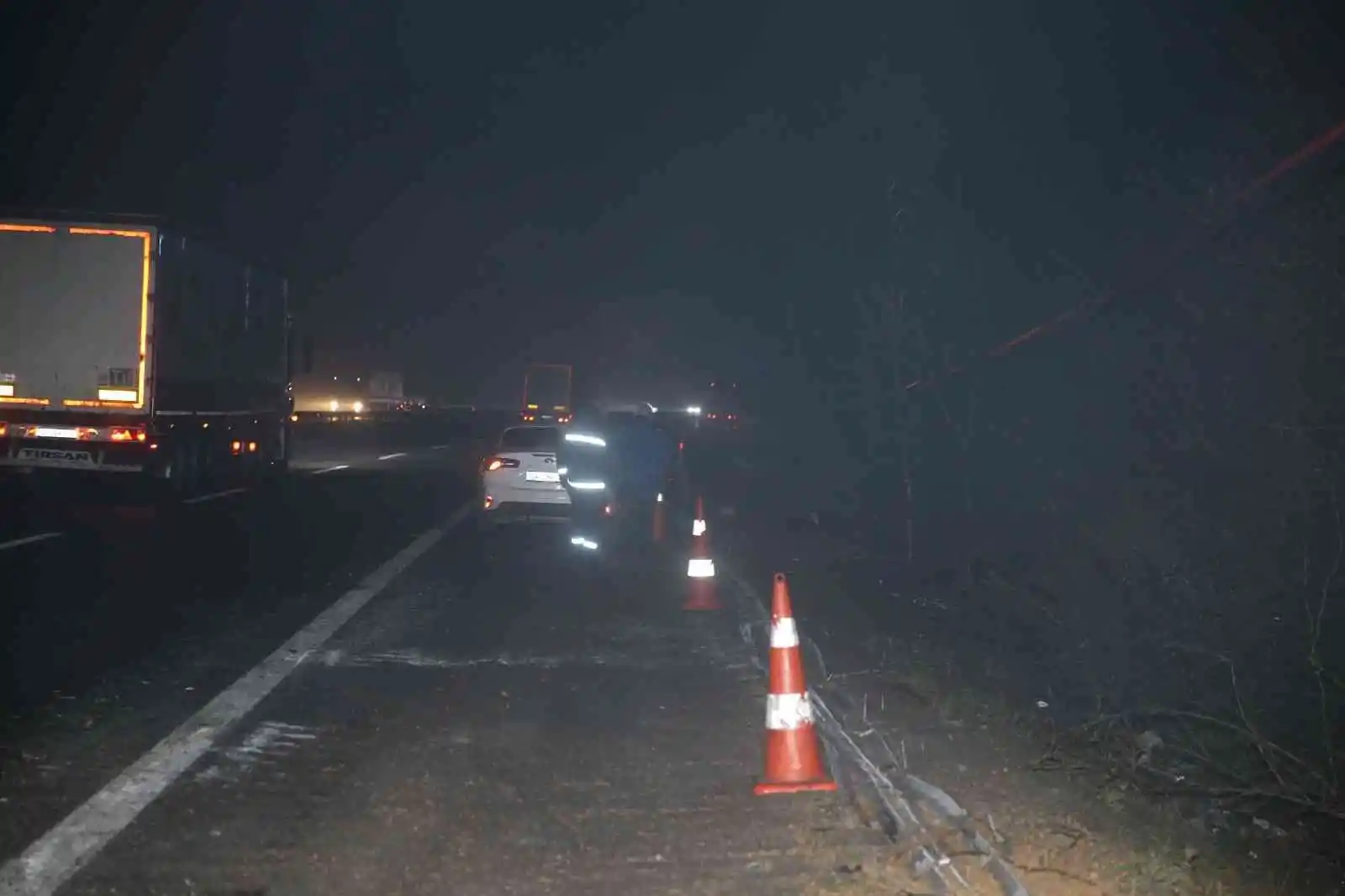 Otoyolda korkutan kaza: LPG yüklü tanker devrildi
