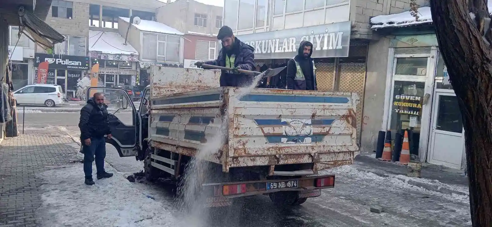 Özalp ilçesinde tuzlama çalışması yapıldı