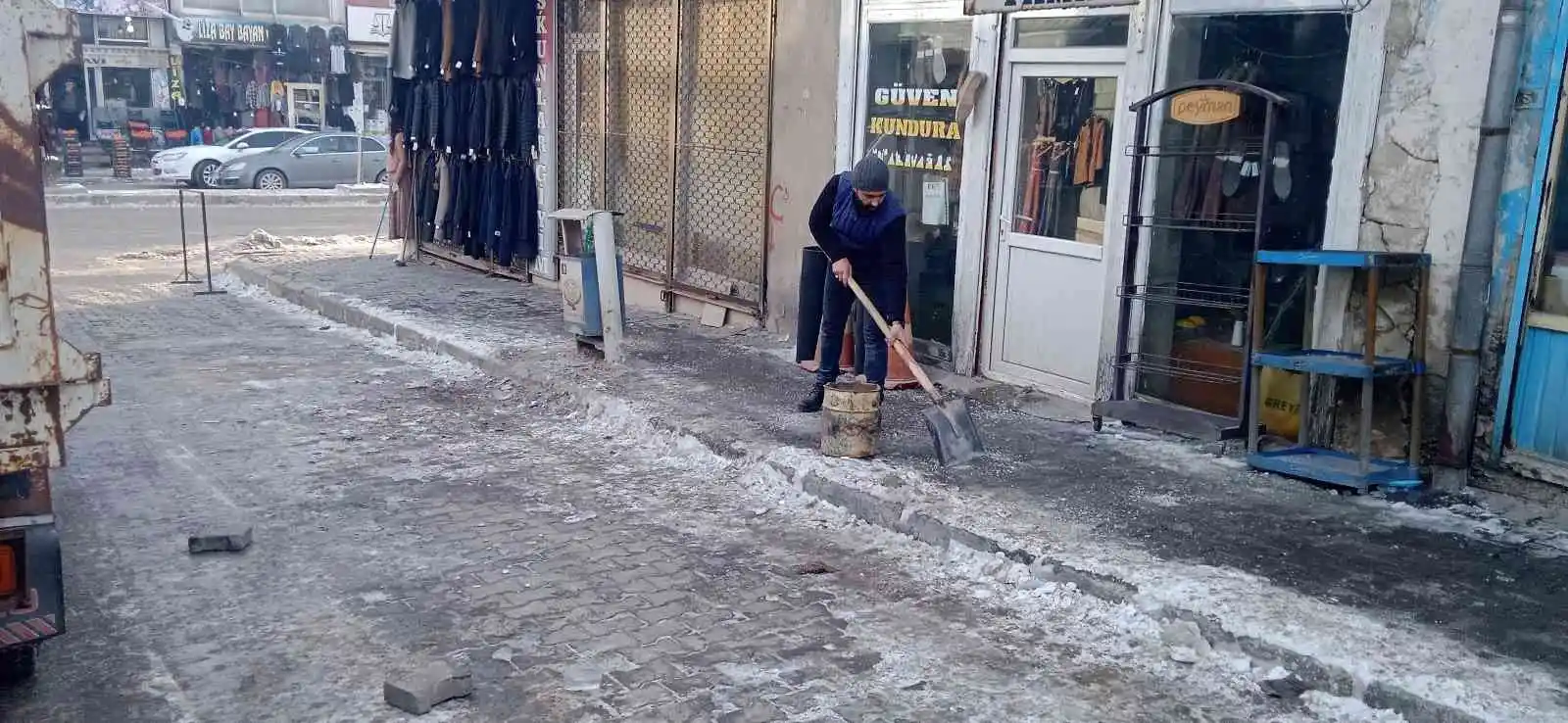 Özalp ilçesinde tuzlama çalışması yapıldı
