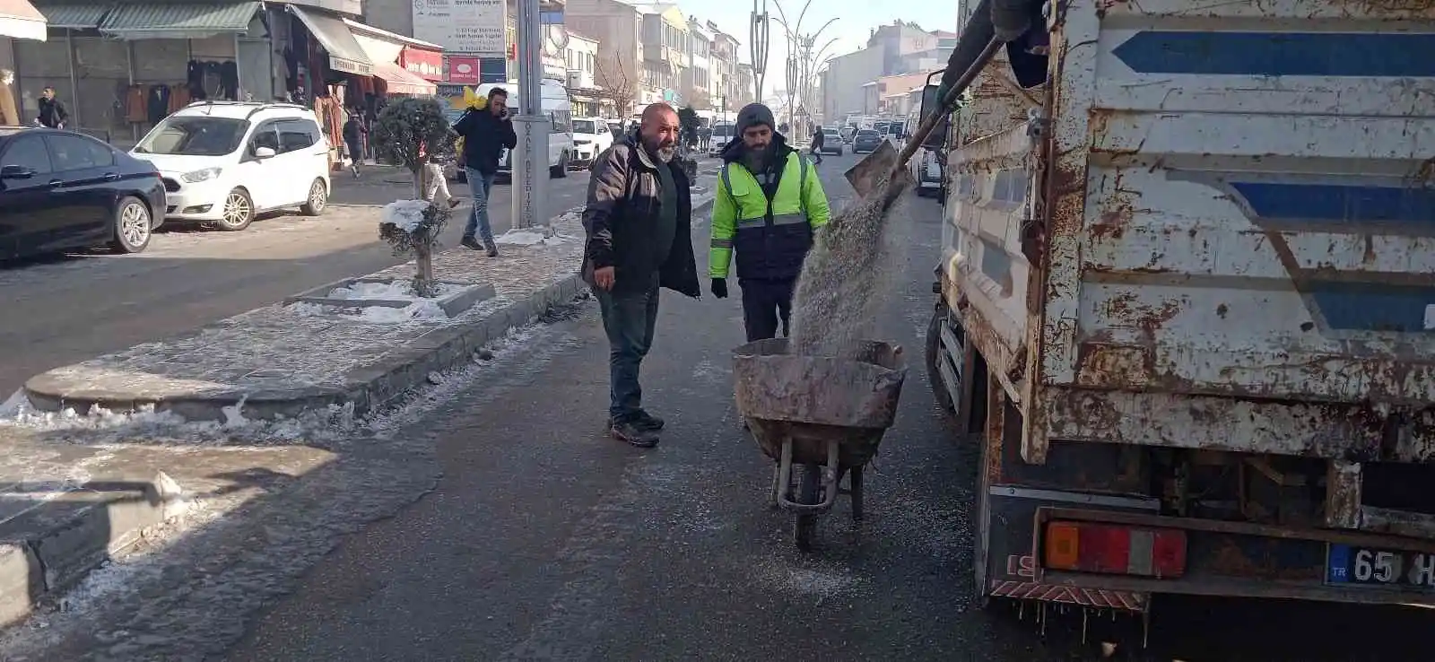 Özalp ilçesinde tuzlama çalışması yapıldı