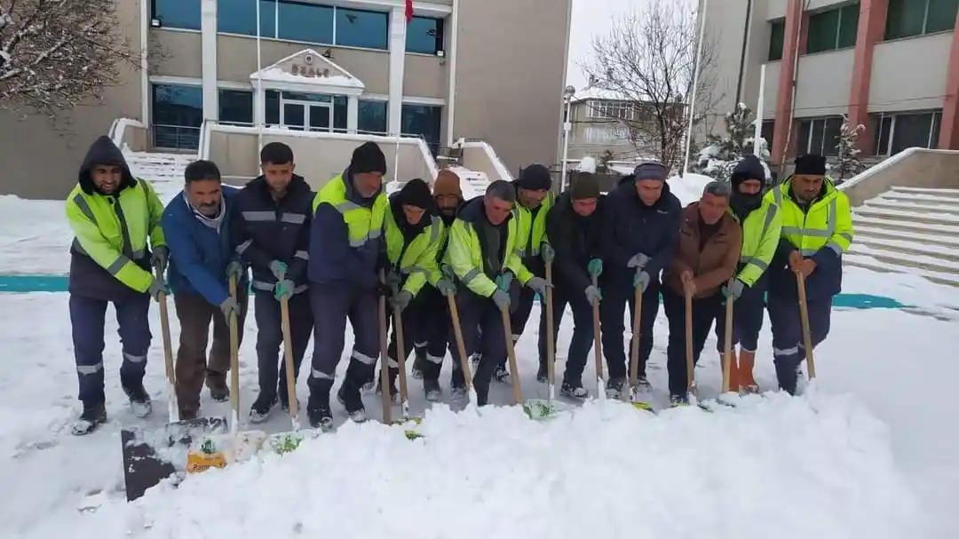 Özalp'ta kar yağdı, belediye ekiplerinin mesaisi de başladı