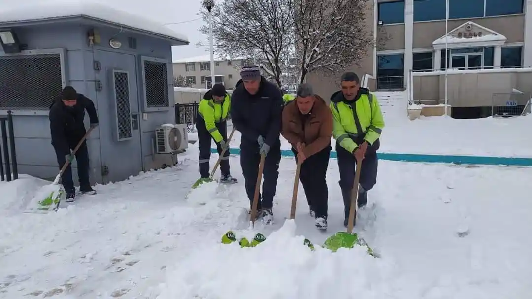 Özalp’ta kar yağdı, belediye ekiplerinin mesaisi de başladı
