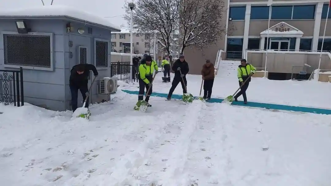 Özalp’ta kar yağdı, belediye ekiplerinin mesaisi de başladı