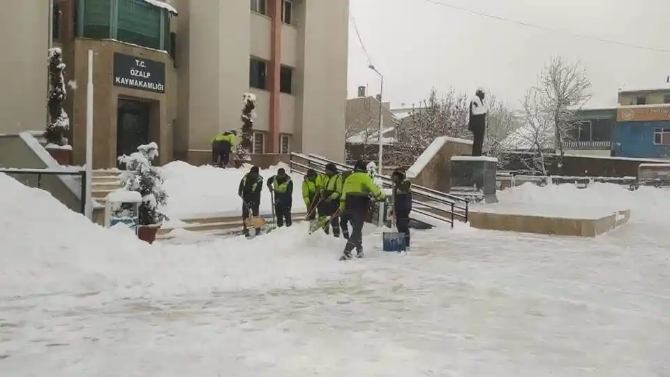 Özalp’ta kar yağdı, belediye ekiplerinin mesaisi de başladı
