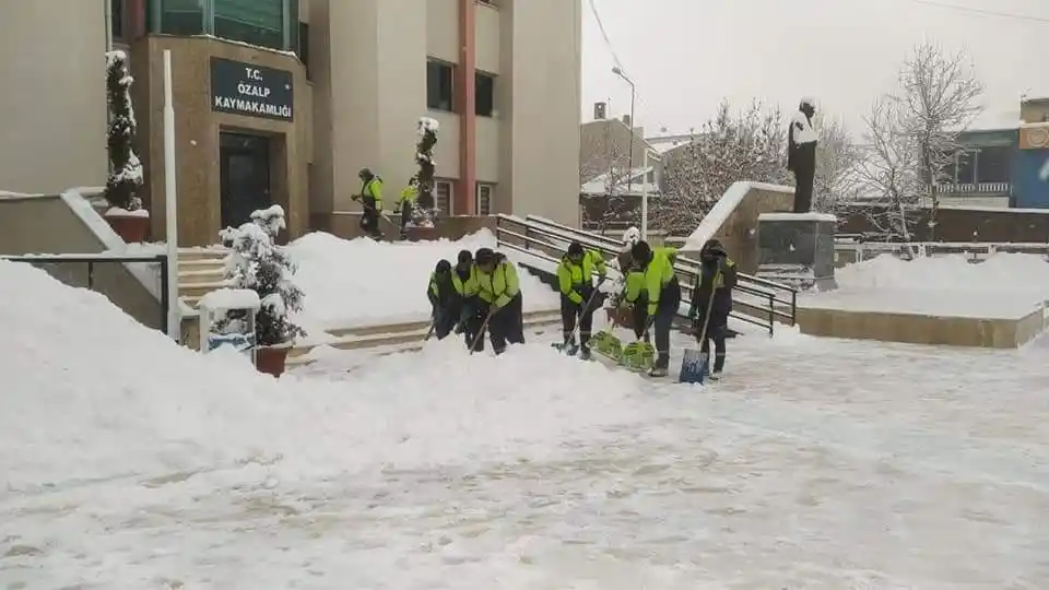 Özalp’ta kar yağdı, belediye ekiplerinin mesaisi de başladı
